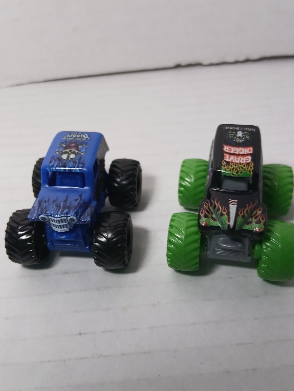 1.5" Monster Jam Mini Vehicle Grave Digger BKT Green Truck & Grave Digger Blue